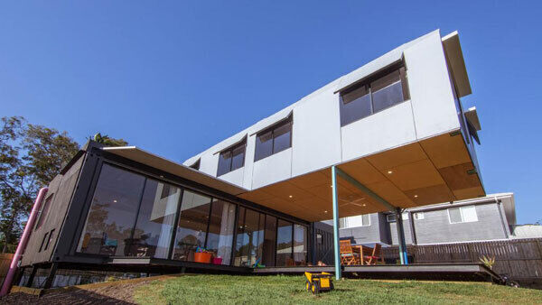 A fabulous multi-container house by Future City Architects (Aus). The walls and chassis of a container give it its structural integrity, so playing Jenga at this height requires a seasoned engineer and architect on site. www.futurecityarchitects.com.au A fabulous multi-container house by Future City Architects (Aus). The walls and chassis of a container give it its structural integrity, so playing Jenga at this height requires a seasoned engineer and architect on site. www.futurecityarchitects.com.au