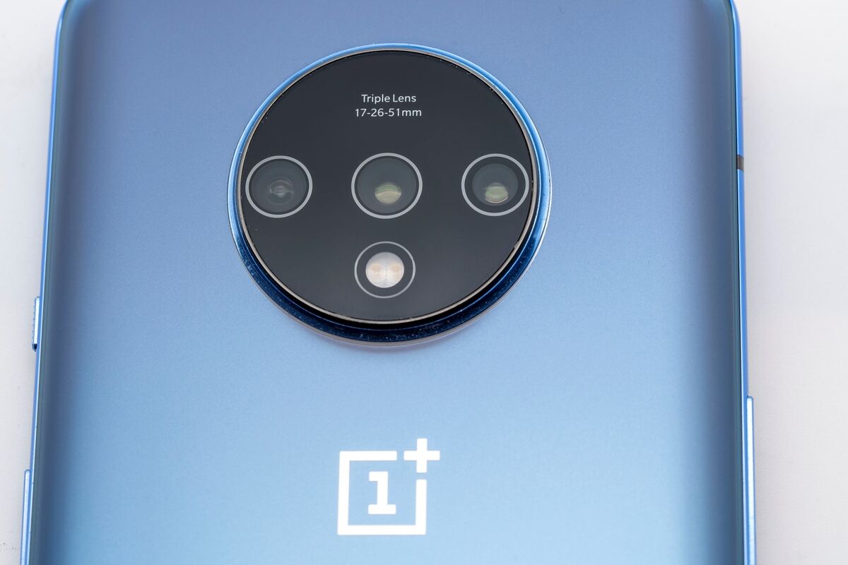 The triple camera array is really good on the OnePlus 7T. Stunning 90Hz 6.55-inch OLED display.