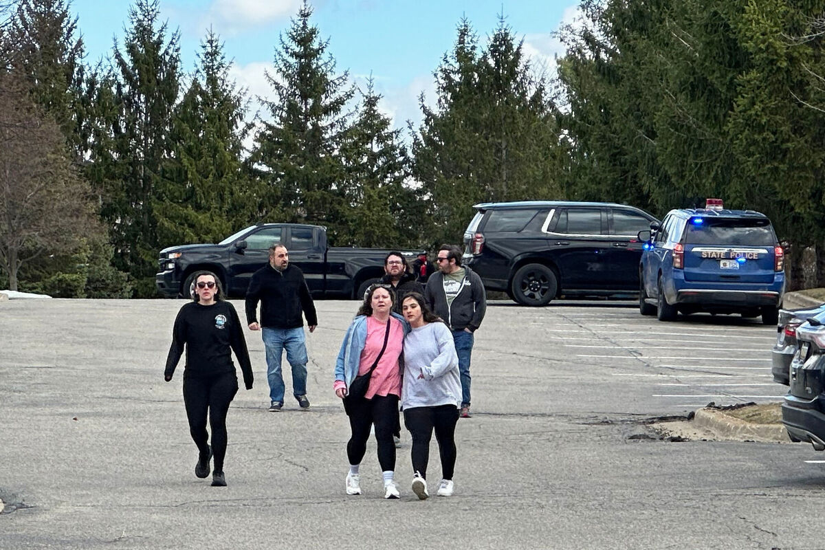People gather near Temple Israel synagogue in West Bloomfield Township, Mich. (AP Photo/Corey Williams)