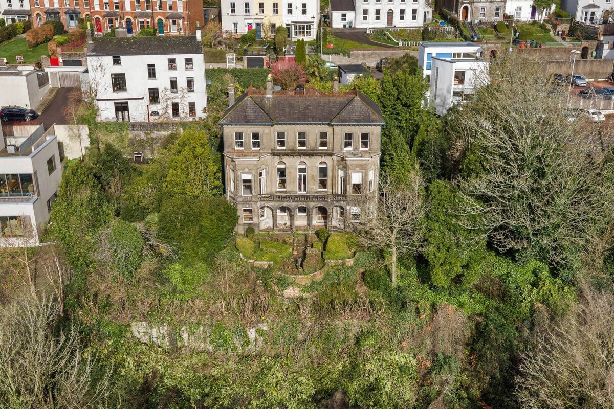 Lee Villa, Sunday's Well