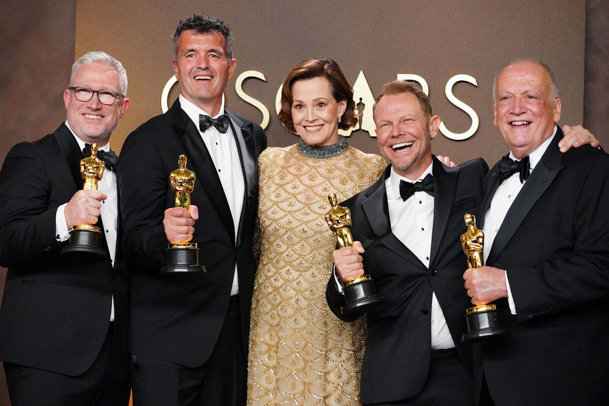 Sigourney Weaver, center, and Daniel Barrett, from left, Eric Saindon, Richard Baneham, and Joe Letteri, winners of the award for visual effects for Avatar: Fire and Ash. Picture: Jordan Strauss/Invision/AP.