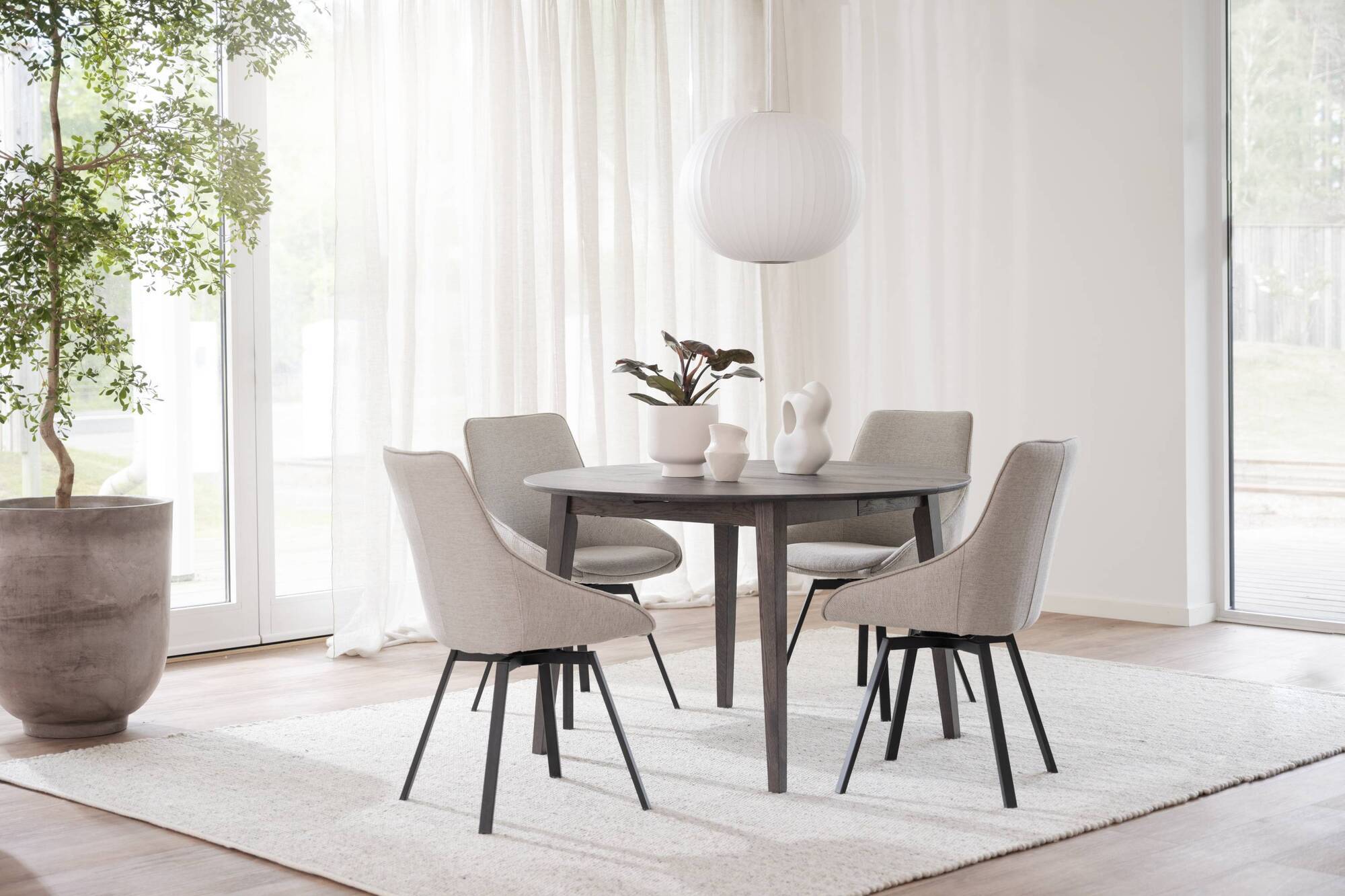 The Filippa dining table.