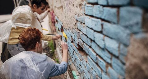 Street artists drawing together