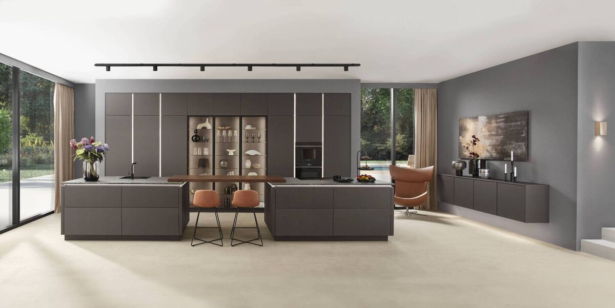 Kube Interiors Softline kitchen with lacquered-front cabinets in Coffee.