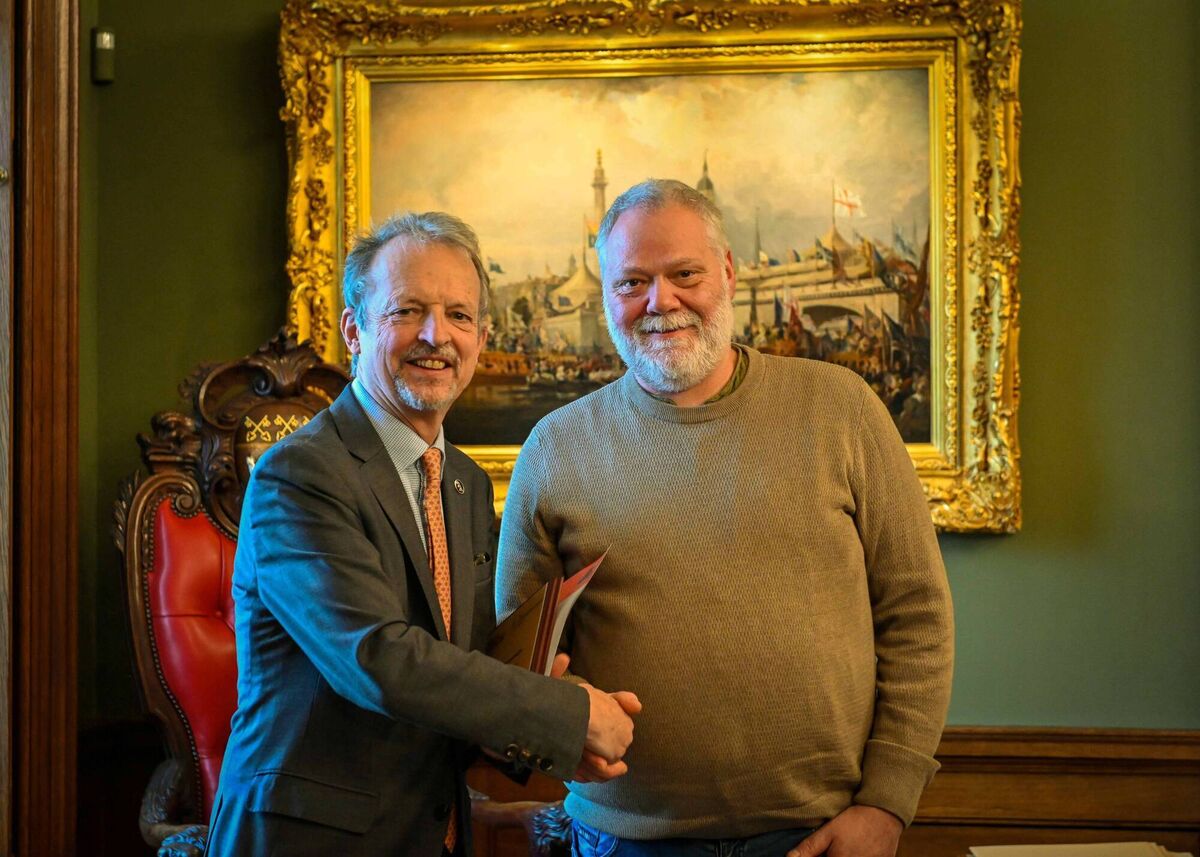 Master fishmonger Stefan Griesbach (right)