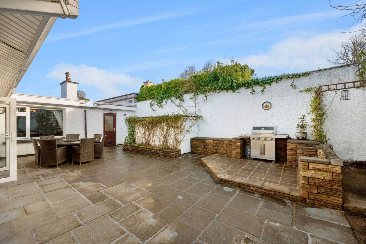 Built-in outdoor kitchen Built-in outdoor kitchen