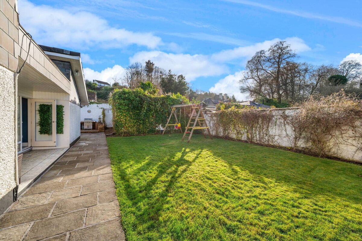 Possible roof terrace above veranda? Possible roof terrace above veranda?