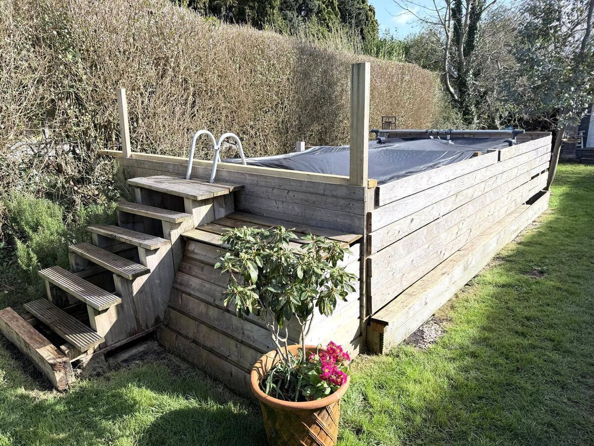 Above ground swimming pool