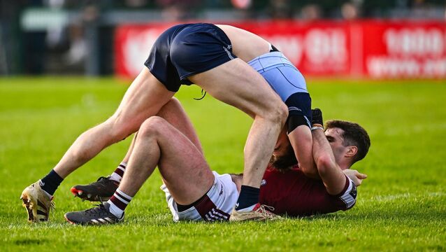 <p>DRAGGING DUBS DOWN: Galway's Seán Ó Maoilchiaráin and Dublin's Killian McGinnis tussle off the ball. Pic: Piaras Ó Mídheach/Sportsfile</p>