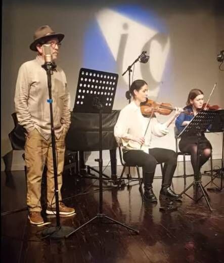 Hammy Hamilton on stage at Ionad Cultúrtha in Baile Mhúirne. 