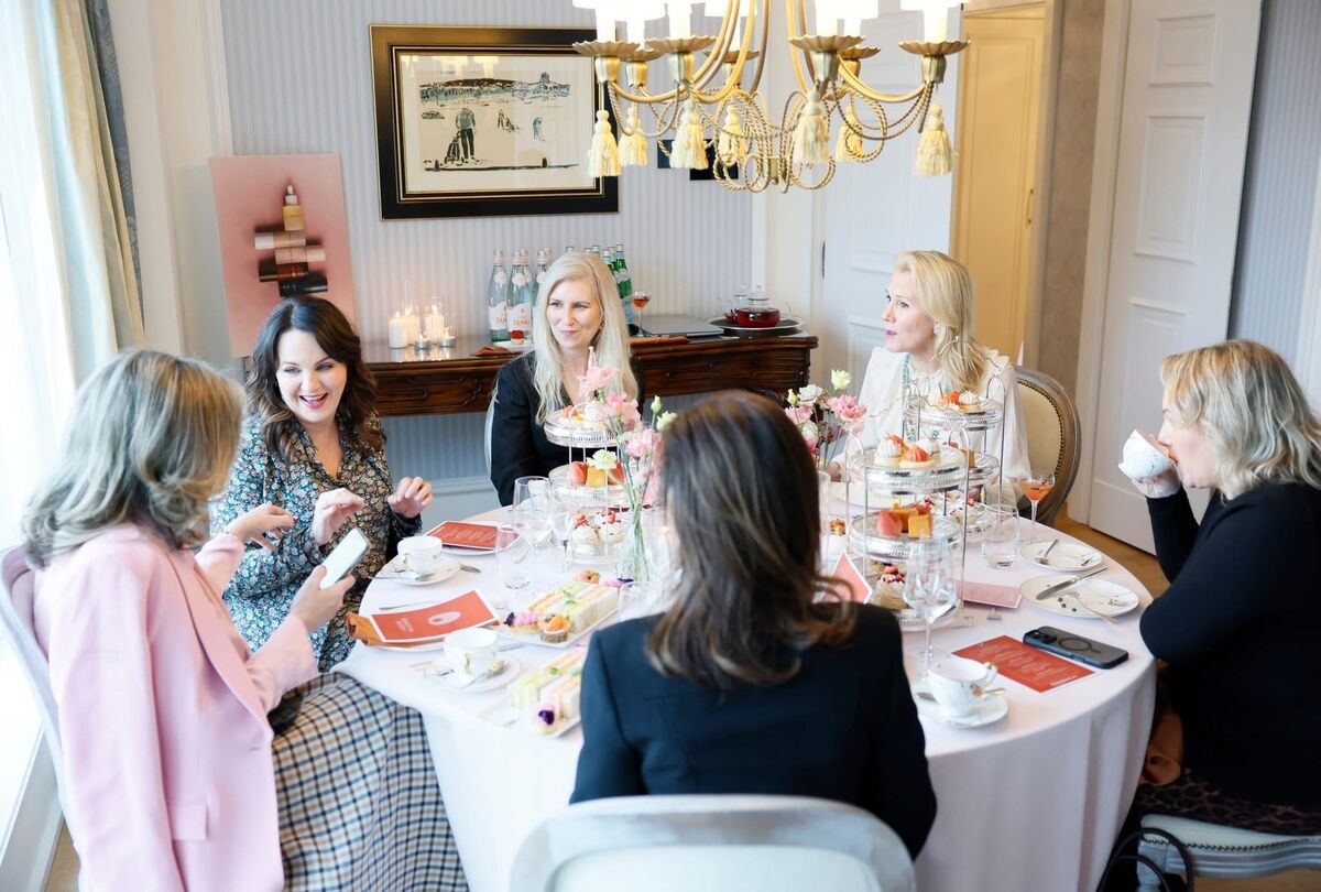 Sally Foran has afternoon tea with Margaret de Heinrich de Omorovicza Sally Foran has afternoon tea with Margaret de Heinrich de Omorovicza