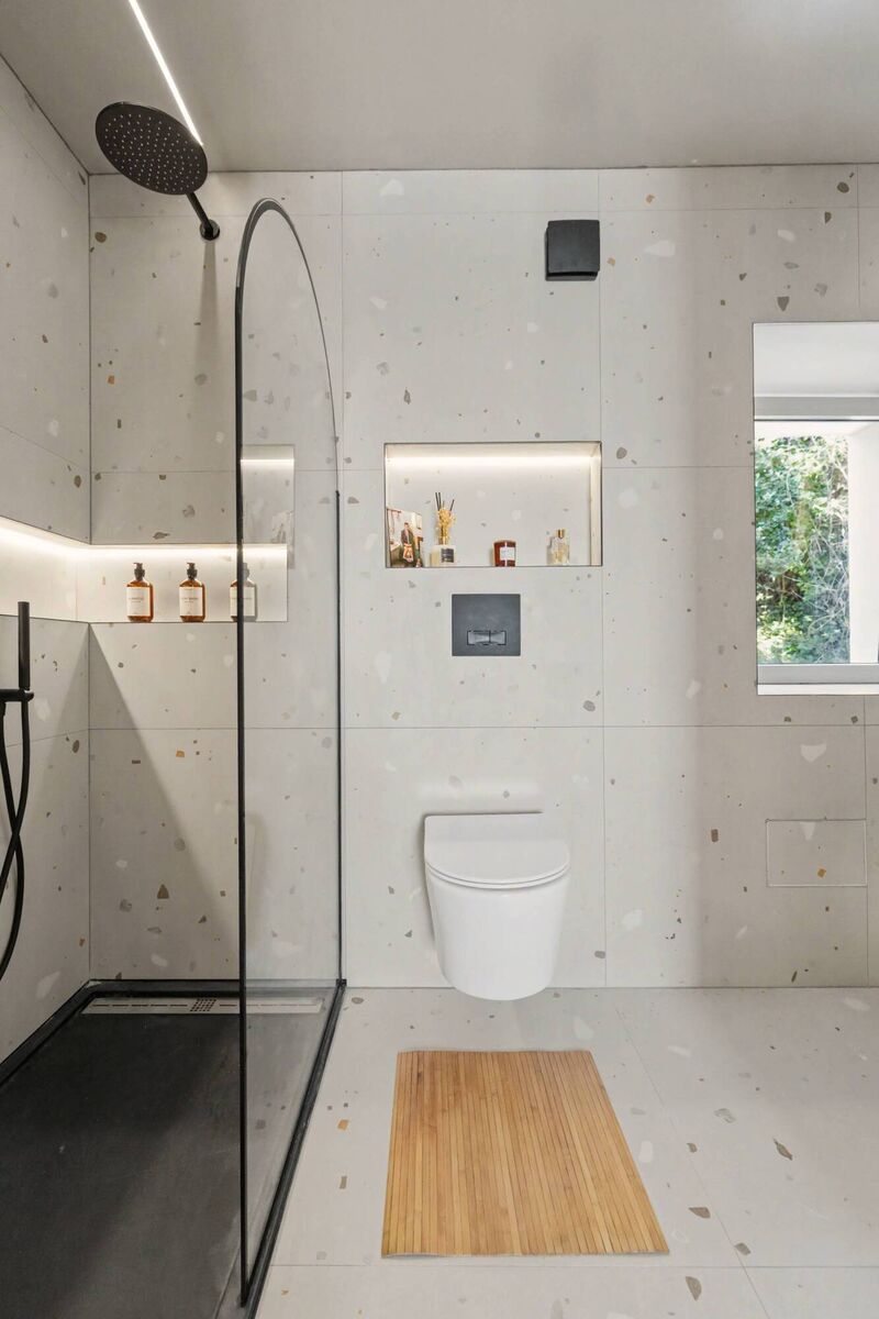 Discreet services panel access for maintenance Discreet services panel access for maintenance