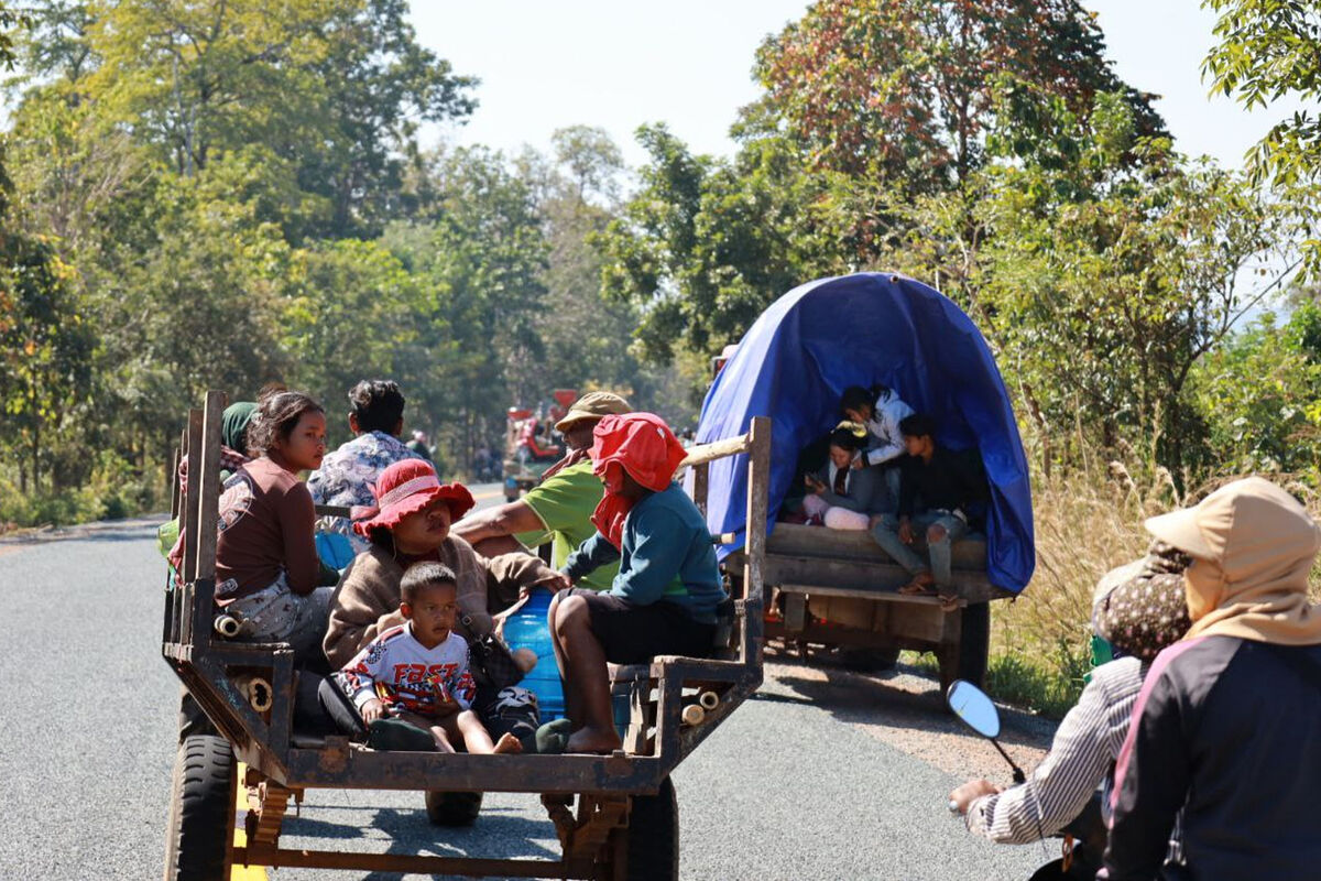 Cambodian villagers, transported by motor cart and tractor, flee from their home in Preah Vihear province, in December last year. File picture: Agence Kampuchea Press