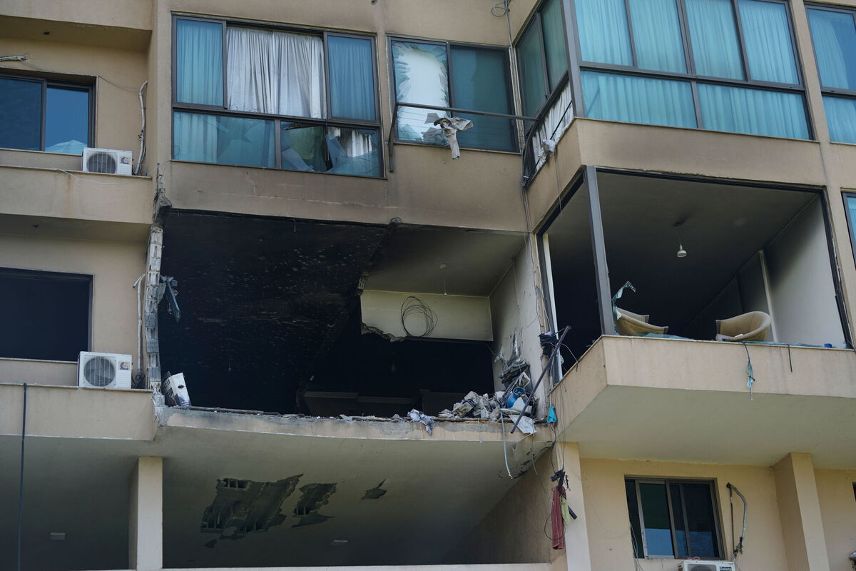 A residential apartment is left damaged by an Israeli airstrike Bchamoun, about 10 kilometers southeast of Beirut in Lebanon on Tuesday. Photo: AP/Bilal Hussein A residential apartment is left damaged by an Israeli airstrike Bchamoun, about 10 kilometers southeast of Beirut in Lebanon on Tuesday. Photo: AP/Bilal Hussein