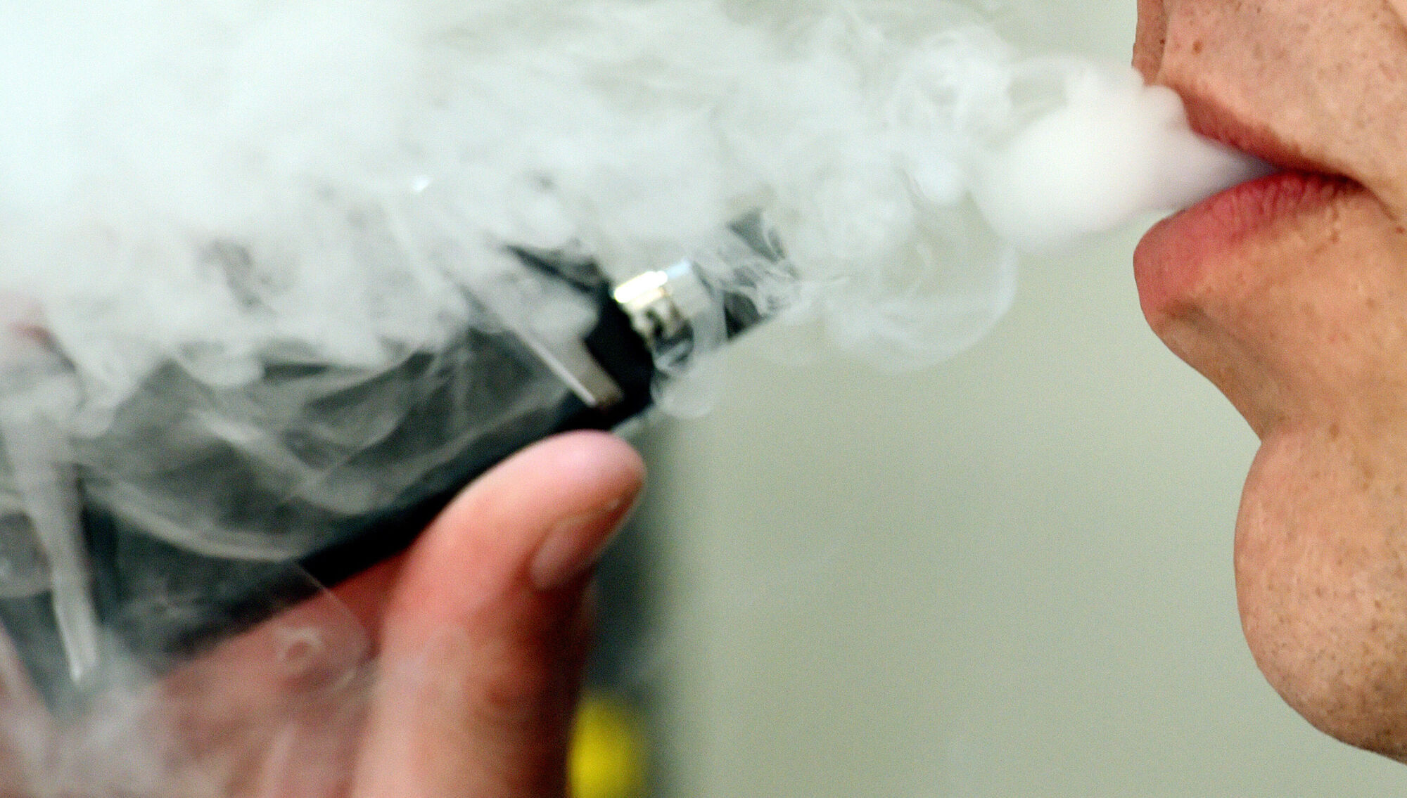 Vaping likely to cause lung and oral cancer, Australian researchers find in new review of evidence