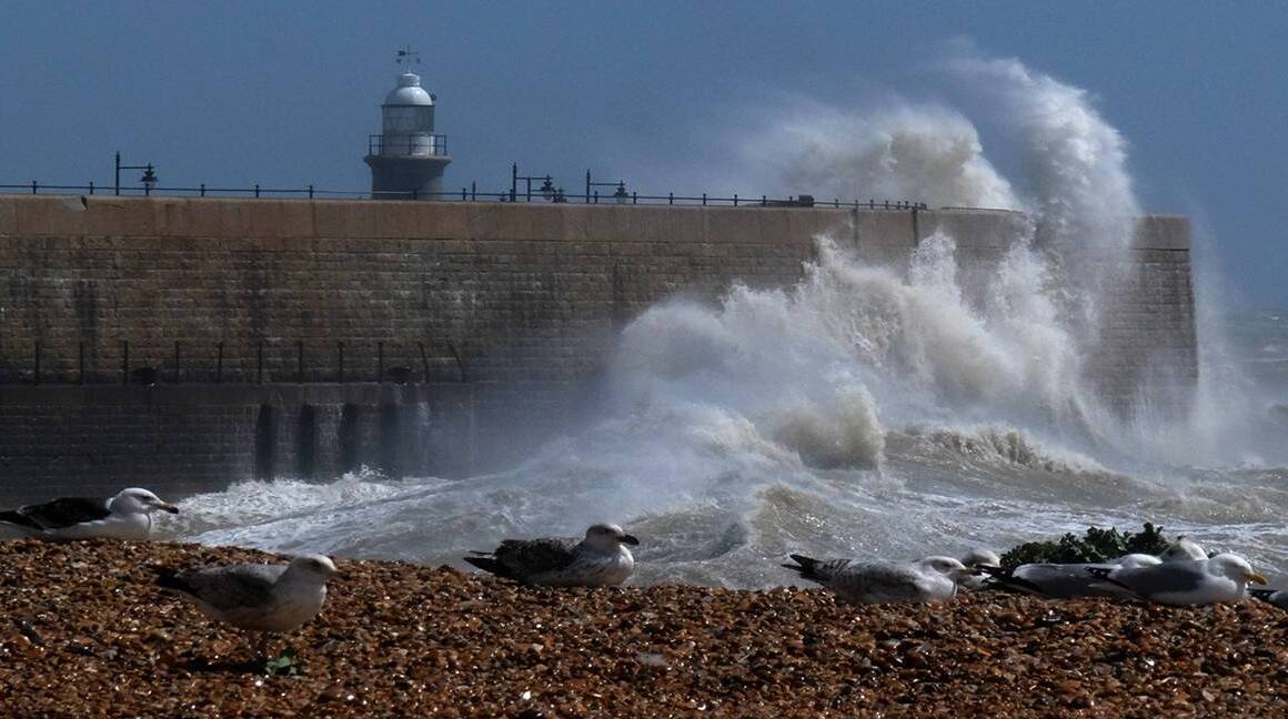 Storm Dave: Met Éireann extends nationwide wind warning as passengers brace for disruption