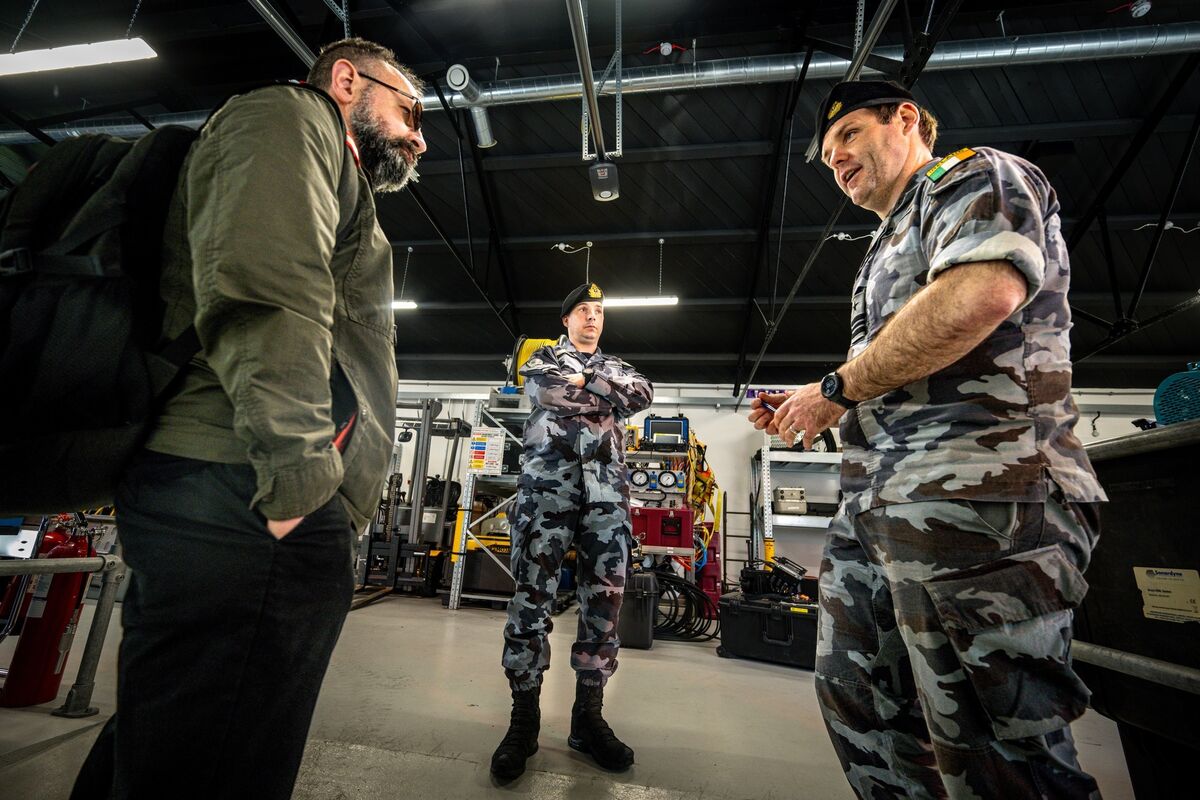 Lt Cdr Aonghus Ó Neachtain (right) speaks with Irish Examiner security correspondent Cormac O’Keeffe (left) about the current limitations of the Naval defence capabilities during a tour of the diving facilities as Lt Jason Croke listens at Haulbowline Naval Base in Cork: Picture: Chani Anderson