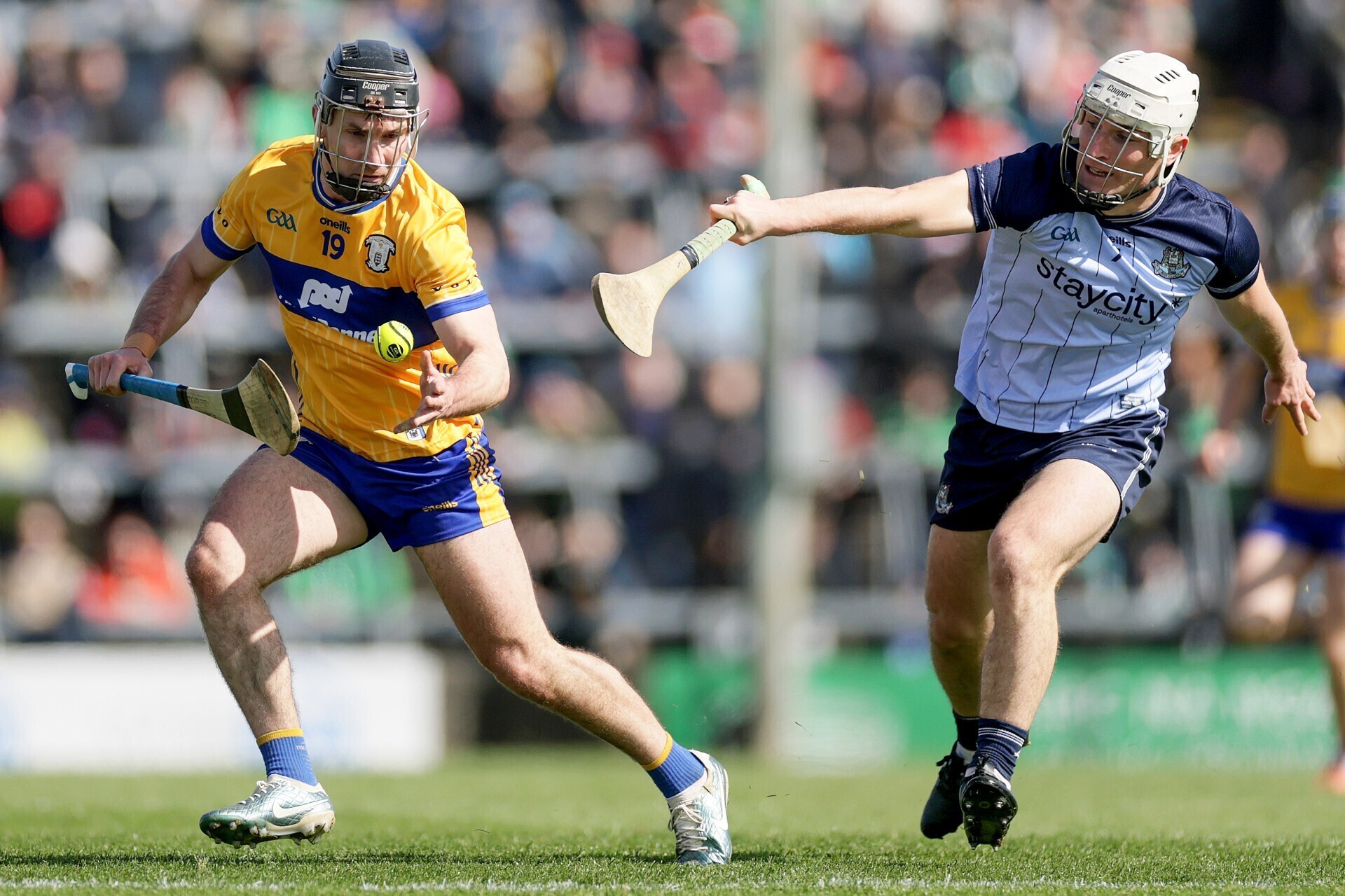 Clare build momentum by holding off Dublin fightback