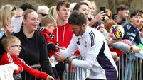 Michael Carrick signs an autographs for a young Manchester United 7/4/2026