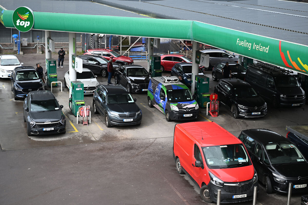 Busy forecourt as motorists fill up at Top service Station, South City Link Road, Cork. Picture: Larry Cummins