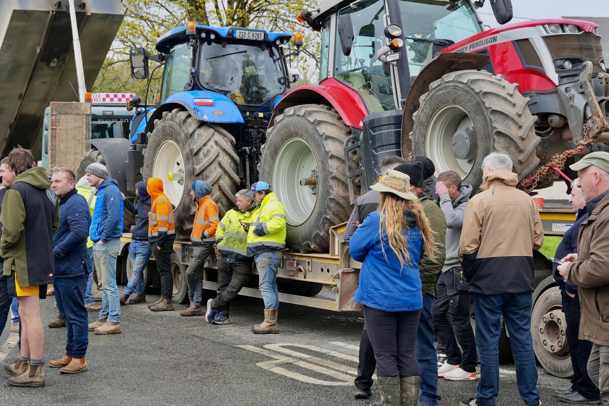 The scene at the entrance to the Irving oil refinery in Whitegate where a large number of protesters gathered and formed a blockade at the entrance to the oil refinery. Picture: by Noel Sweeney The scene at the entrance to the Irving oil refinery in Whitegate where a large number of protesters gathered and formed a blockade at the entrance to the oil refinery. Picture: by Noel Sweeney