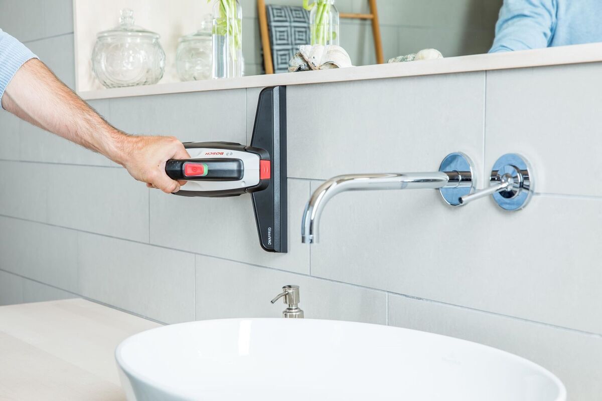 This nice big tile is perfect for a window vacuum finish. Bosch GlassVac Solo. From €80 with battery, suppliers on Amazon.