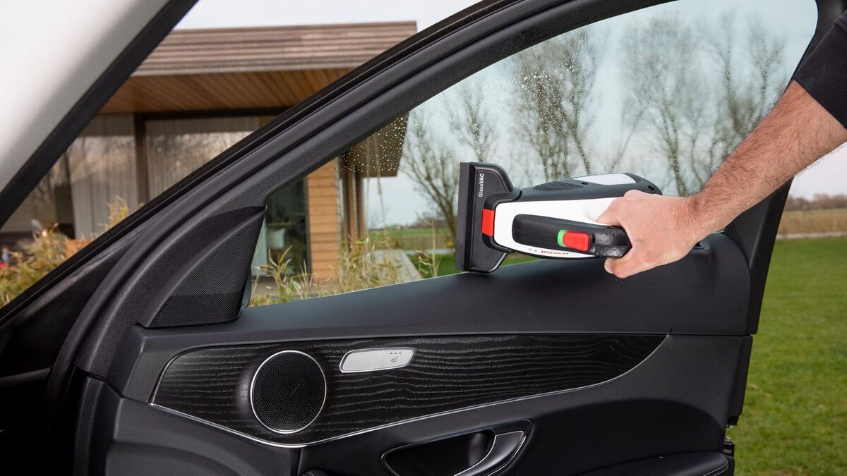When cleaning your car, be careful with the paintwork, as a small bit of grit could cause discreet damage. Bosch GlassVac Solo, from €80 with battery, suppliers on Amazon.