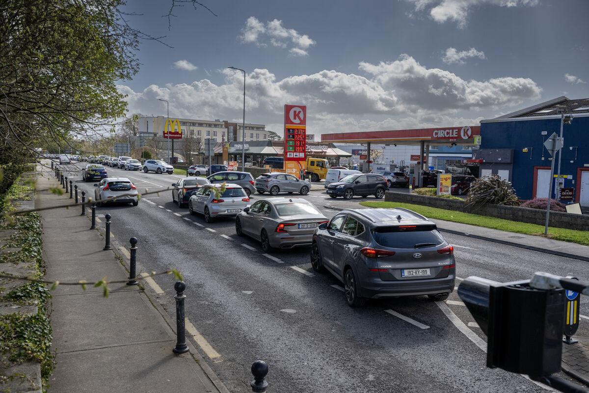 Queues at the Circle K filling station at Manor Tralee, Co Kerry, as motorists rushed to secure fuel amid ongoing supply issues. Picture: Domnick Walsh 