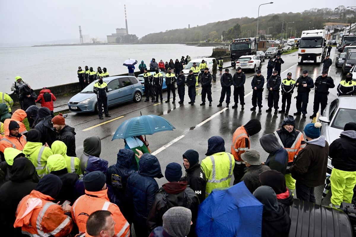 A stand-off between Gardai and protesters at Whitegate as protesters prevent a fuel tanker from entering the Irving Oil refinery on Friday afternoon. Picture: Larry Cummins