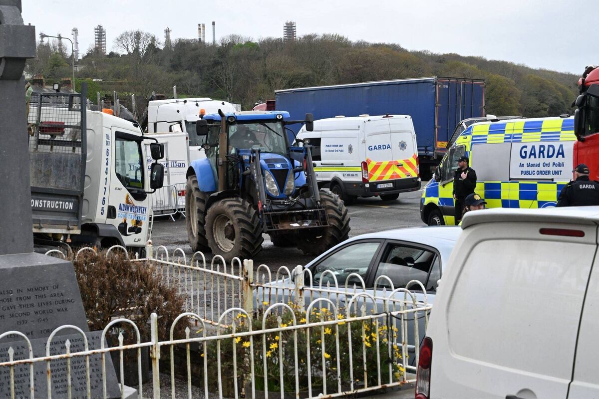 Tense scenes between gardaí and fuel price protesters at Cork's Whitegate oil refinery on on Saturday. Picture: Larry Cummins