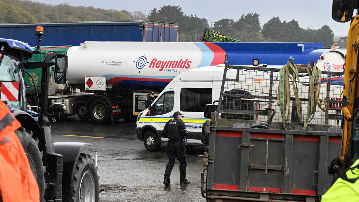 19 trucks leave Cork's Whitegate oil refinery but full recovery could 'take 10 days'