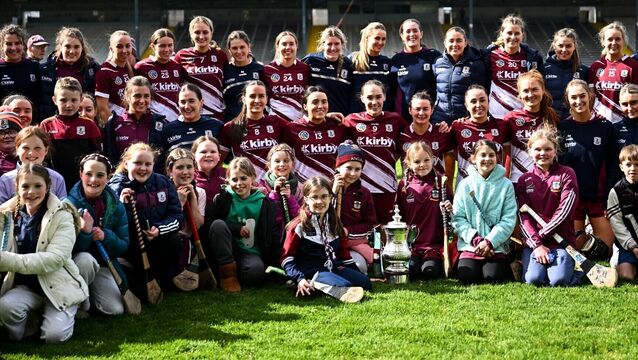 <p>GALWAY GIRLS: Galway players and supporters celebrate with the cup. Pic: Piaras Ó Mídheach/Sportsfile.</p>