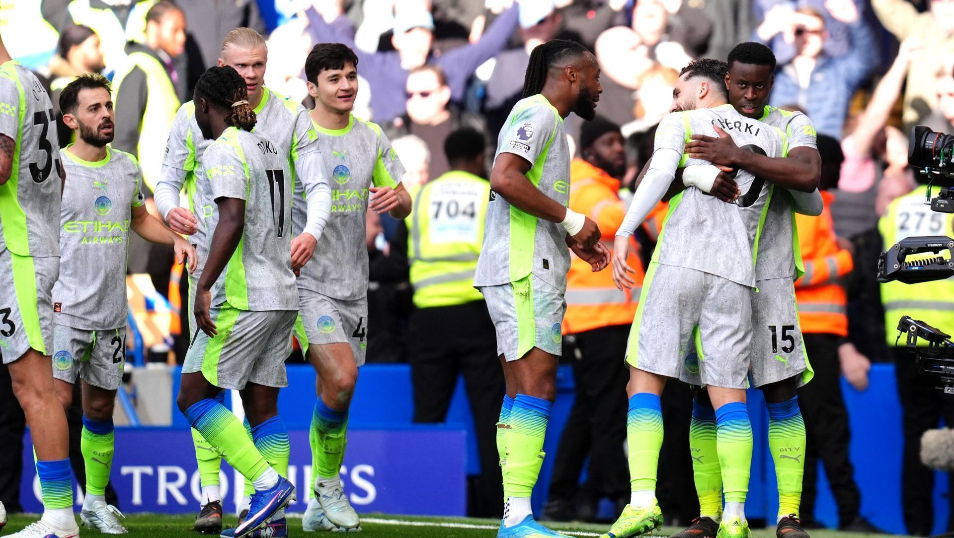 Man City thrash Chelsea to turn up the heat on Arsenal