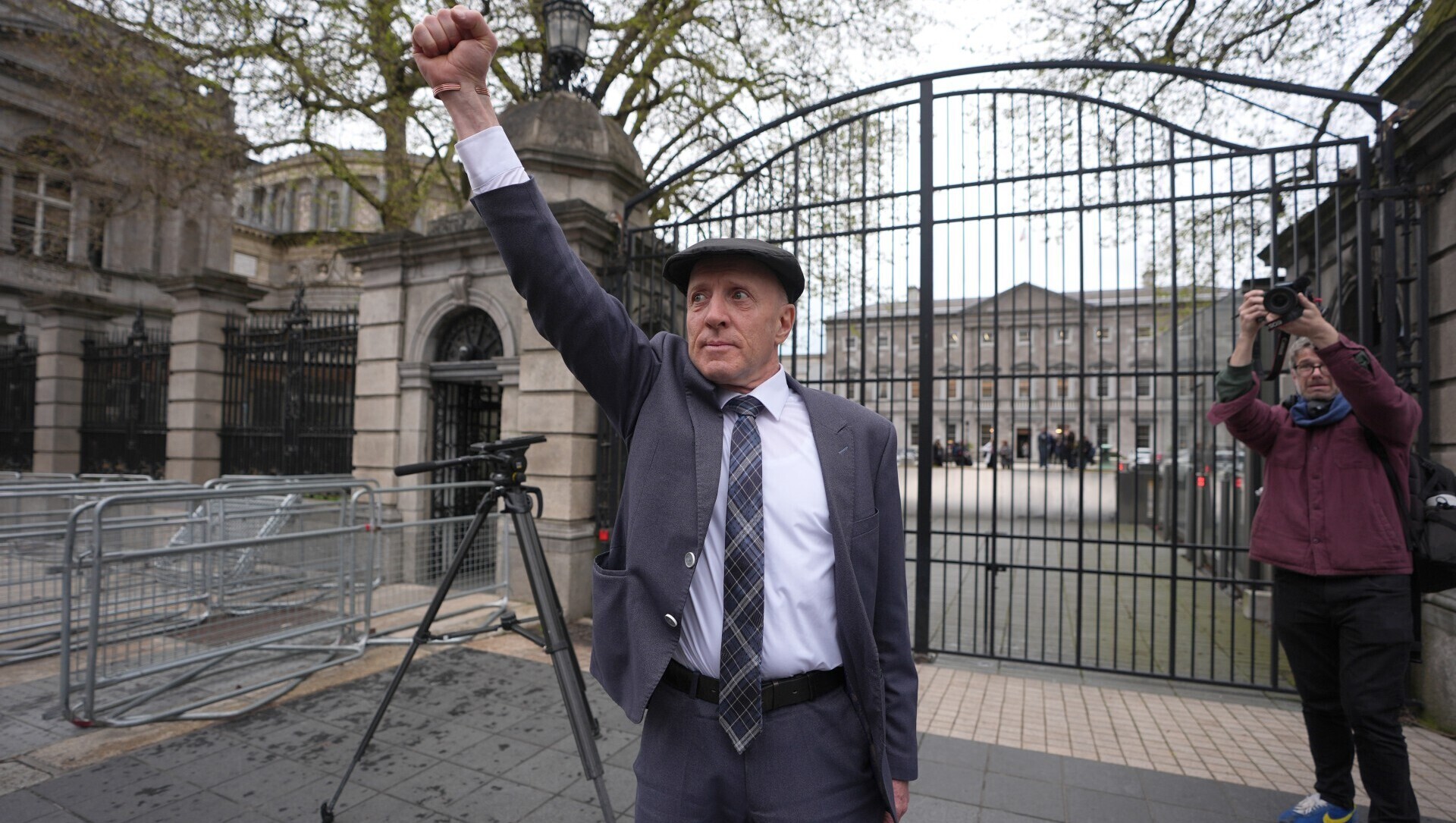 Government survives no-confidence motion as Michael Healy-Rae resigns as junior minister