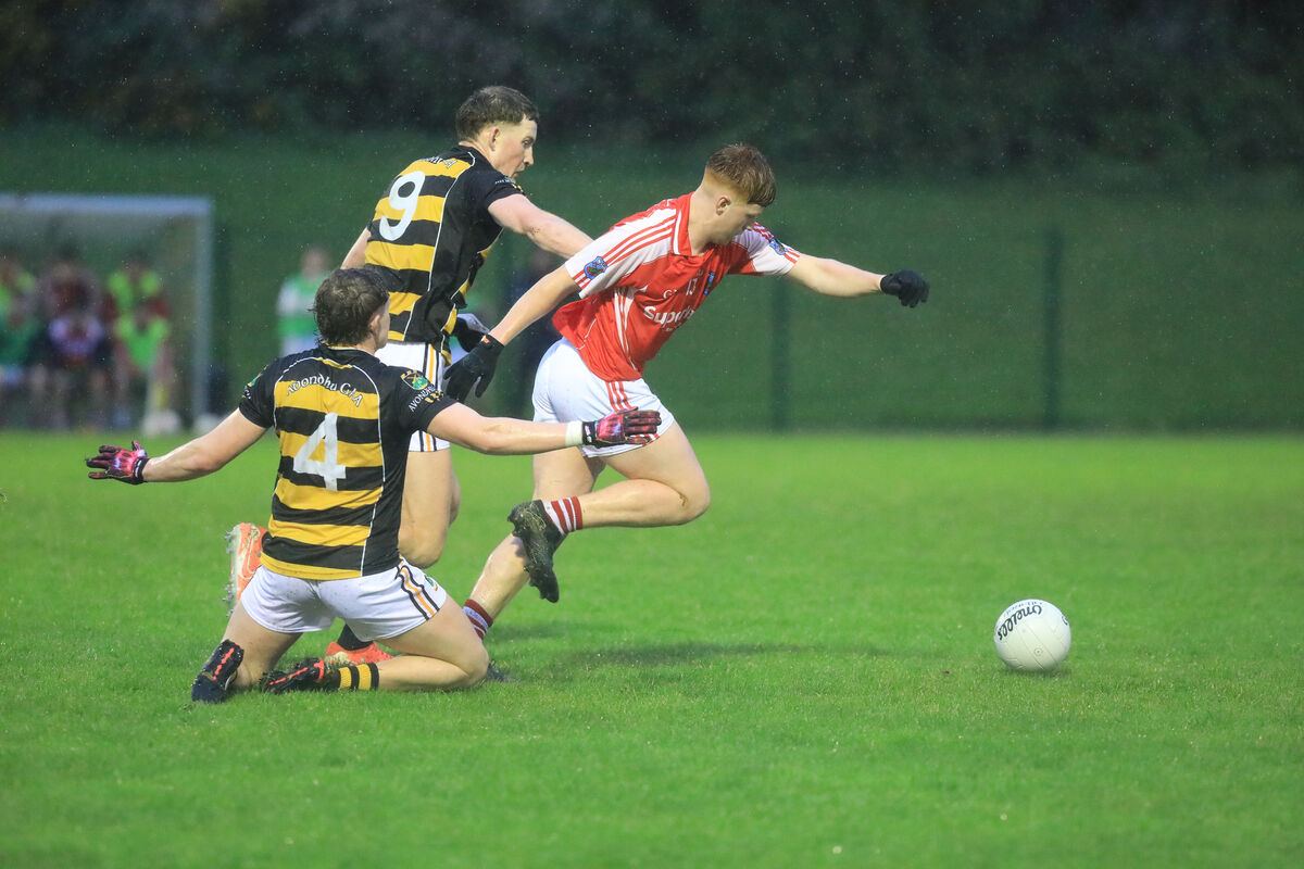 Beara's James Spencer breaks away from Avondhu's Podge O'Neill and Colin O'Brien. Pic: David Creedon.