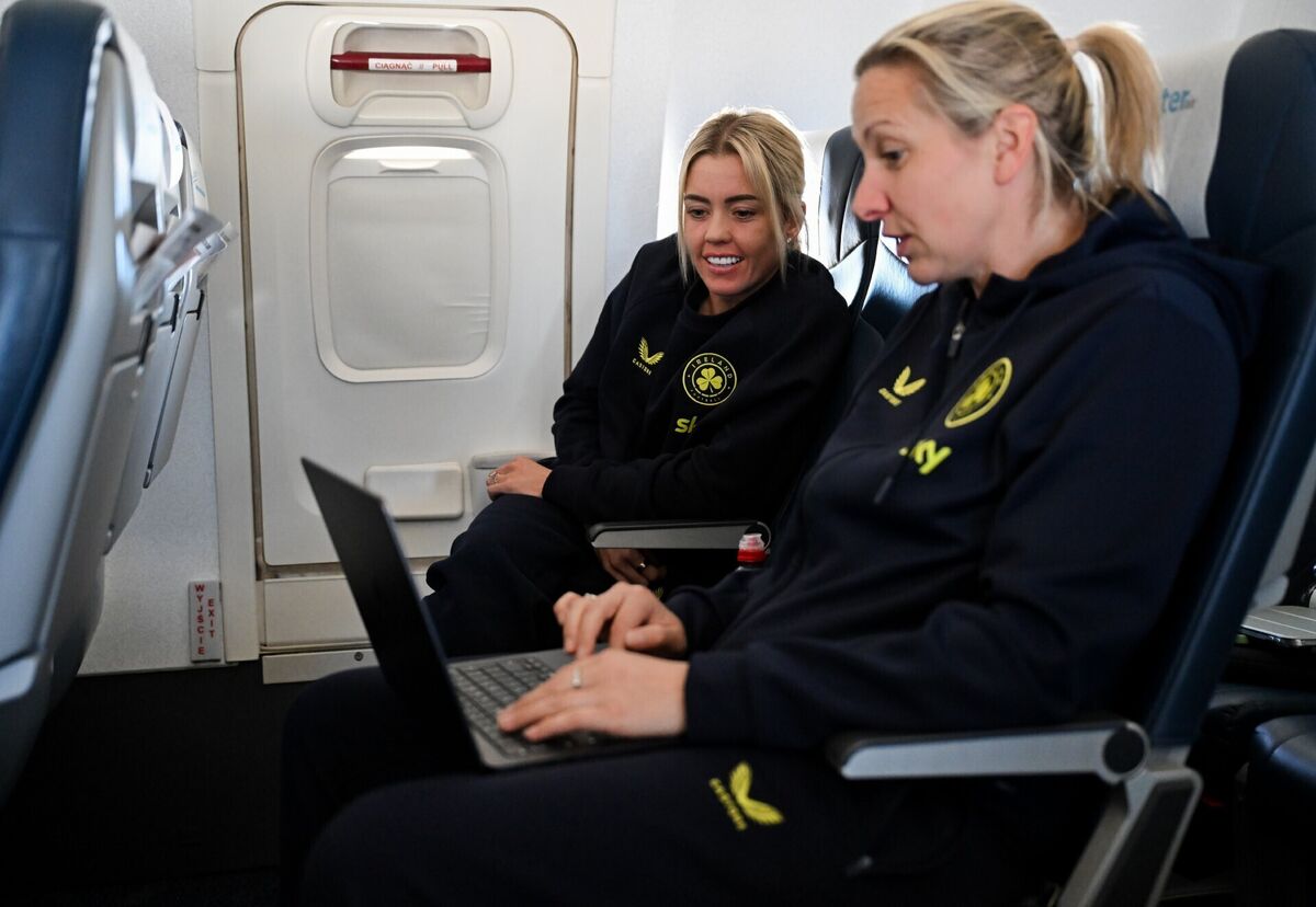 Republic of Ireland head coach Carla Ward with Denise O’Sullivan during their flight to Dublin from Gdansk. Pic: Stephen McCarthy/Sportsfile Republic of Ireland head coach Carla Ward with Denise O’Sullivan during their flight to Dublin from Gdansk. Pic: Stephen McCarthy/Sportsfile