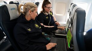 <p>THE CARLA WARD WAY: Republic of Ireland head coach Carla Ward and performance analyst Rhianna Farr during their flight to Dublin from Gdansk. Stephen McCarthy/Sportsfile</p>