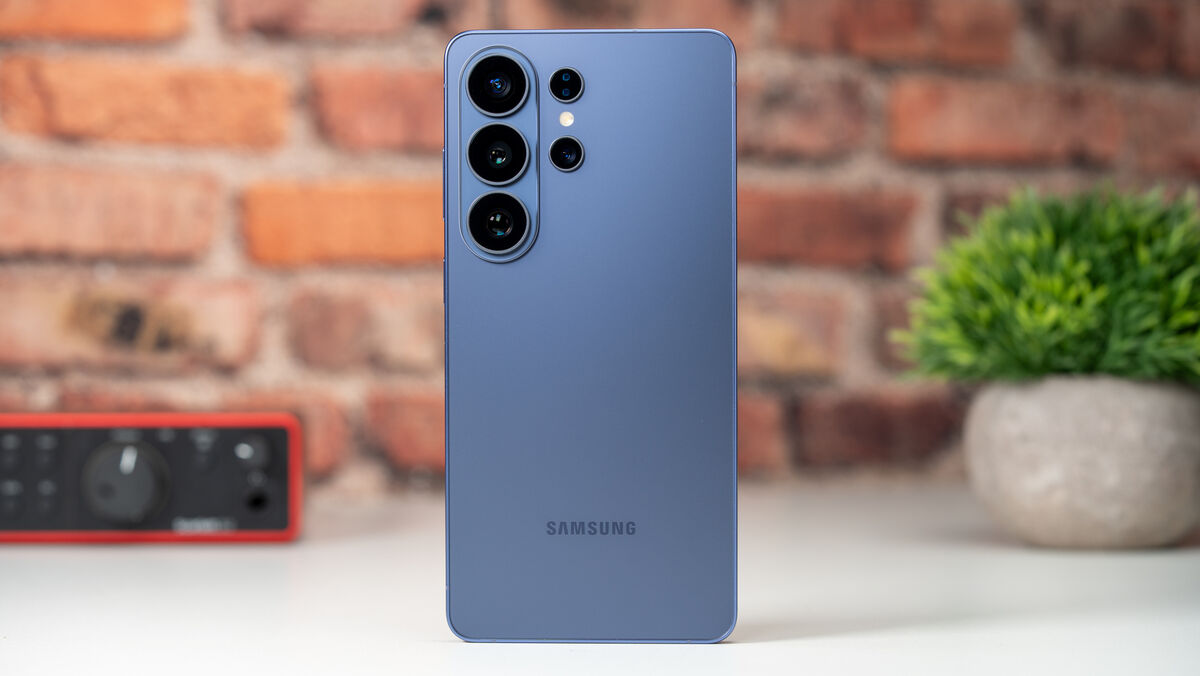 Rounded corners on the Samsung Galaxy S26 Ultra improve comfort during long use despite its large size. Picture: Noel Campion.