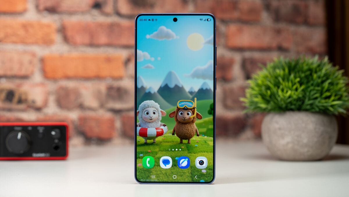 The 6.9-inch AMOLED display on the Samsung Galaxy S26 Ultra offers sharp visuals, vibrant colours, and a smooth 120Hz refresh rate. Picture: Noel Campion.