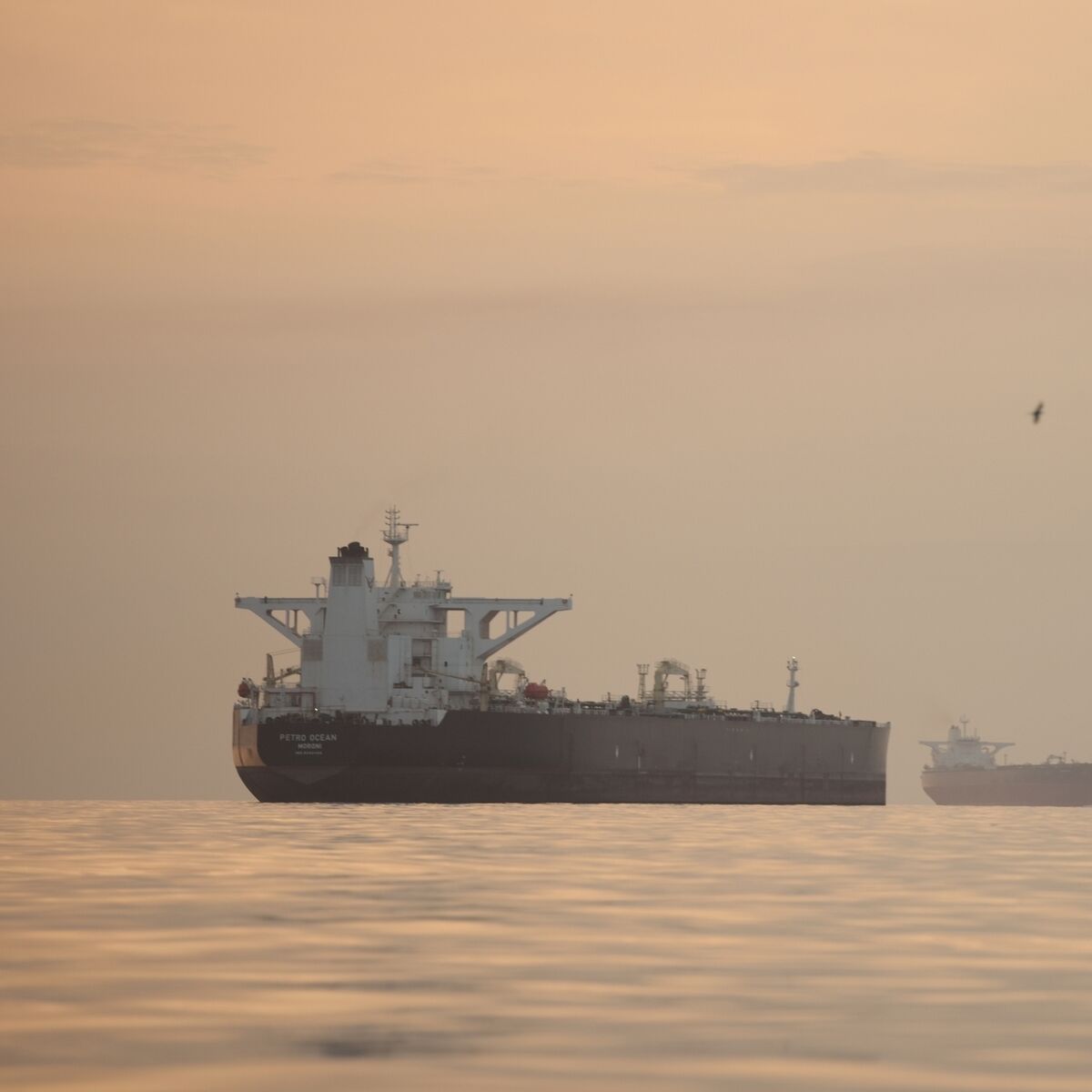 Iran fully closes Strait of Hormuz and demands end to US blockade