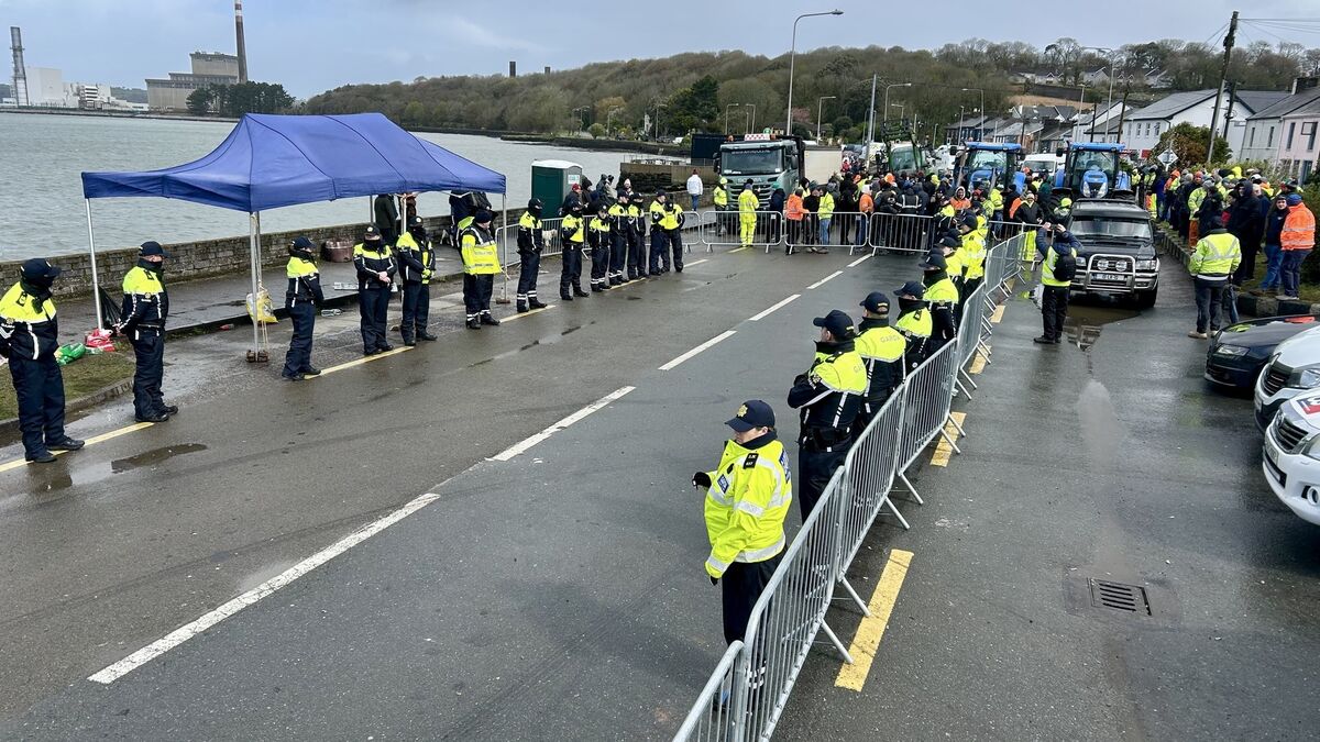  Gardai and protesters at Ireland's only oil refinery at Whitegate Co Cork during the recent fuel protests. File picture: Larry Cummins