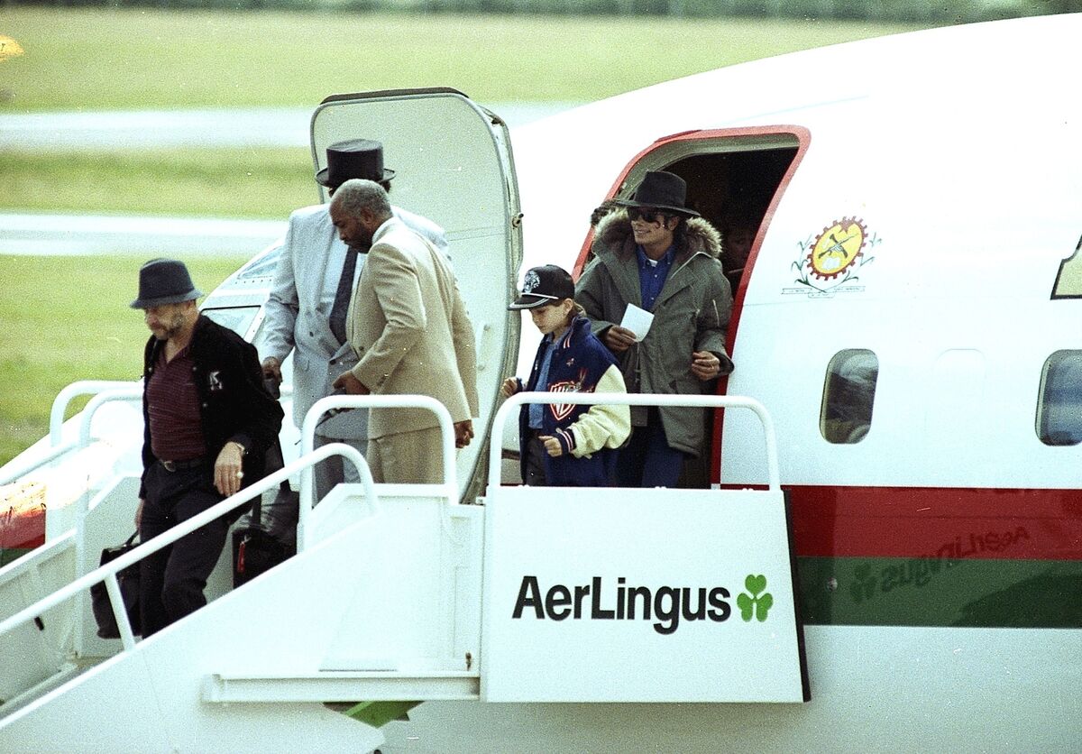 Michael Jackson arrives at Cork airport, with members of the his entourage, and his child companion Jimmy Safechuck. Picture: Irish Examiner Archive