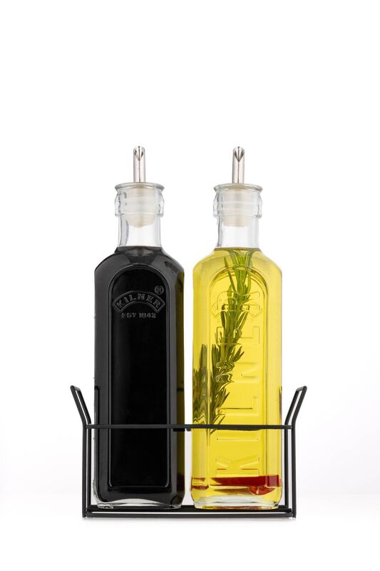 Kilner’s set of 2 glass oil dispensers are the tabletop accessories you need to elevate your spring dining