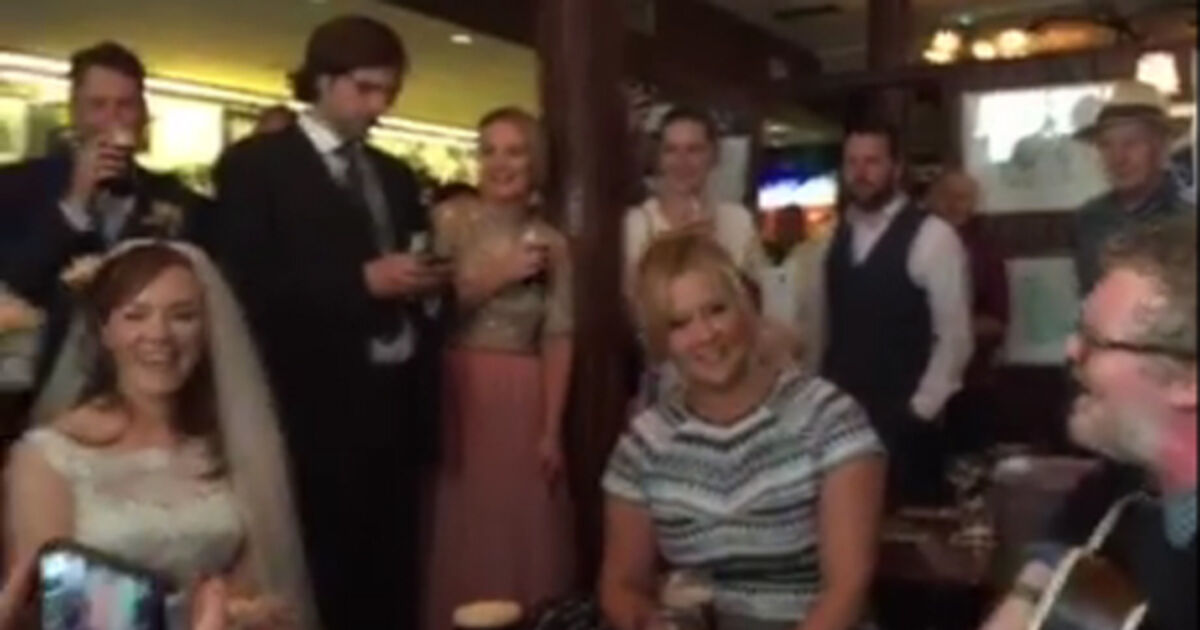 WATCH Just Amy Schumer, Judd Apatow and Glen Hansard having a sing(02)