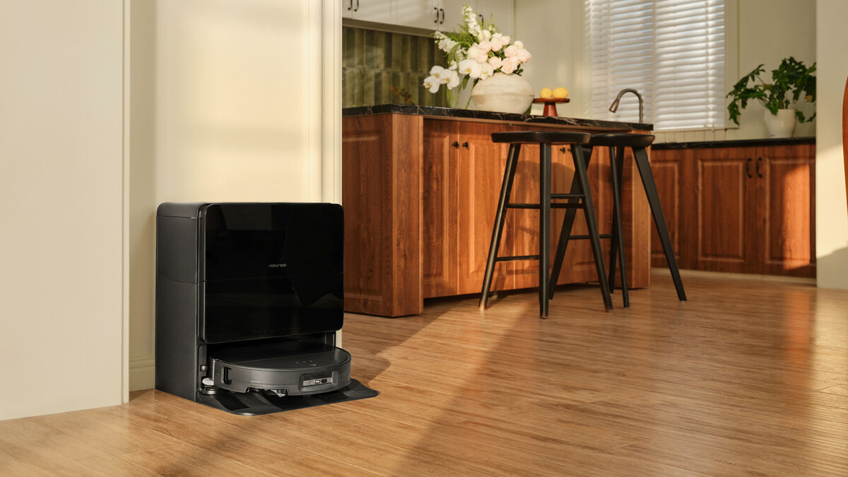 The base station features clean- and dirty-water tanks, as well as a compartment for detergent. Picture: Roborock.