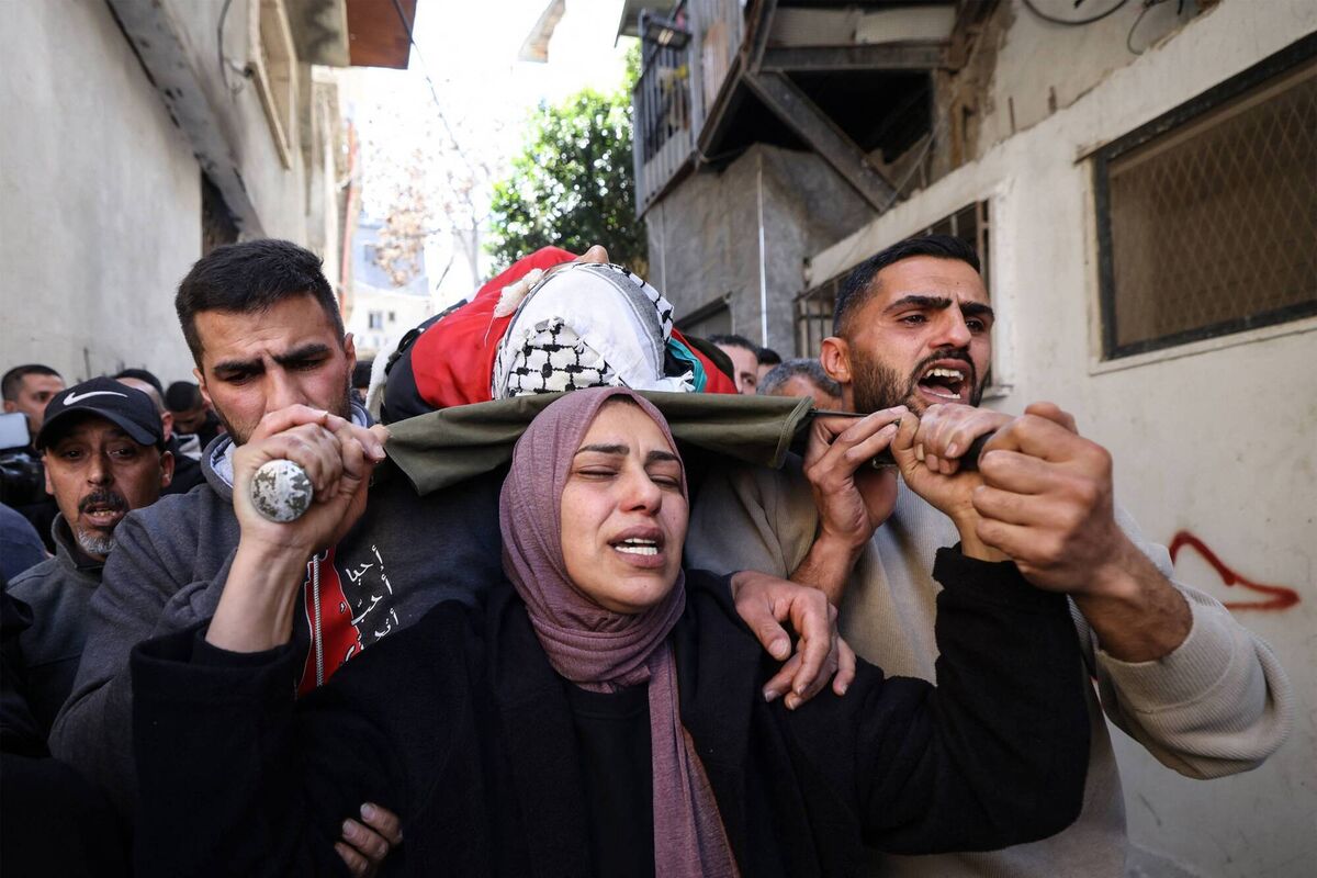 A mother helps carry the body of her 15-year-old son, who was killed by Israeli security forces during a military raid in the al-Dheisheh refugee camp near the occupied West Bank city of Bethlehem. Picture: Hazem Bader / AFP via Getty Images