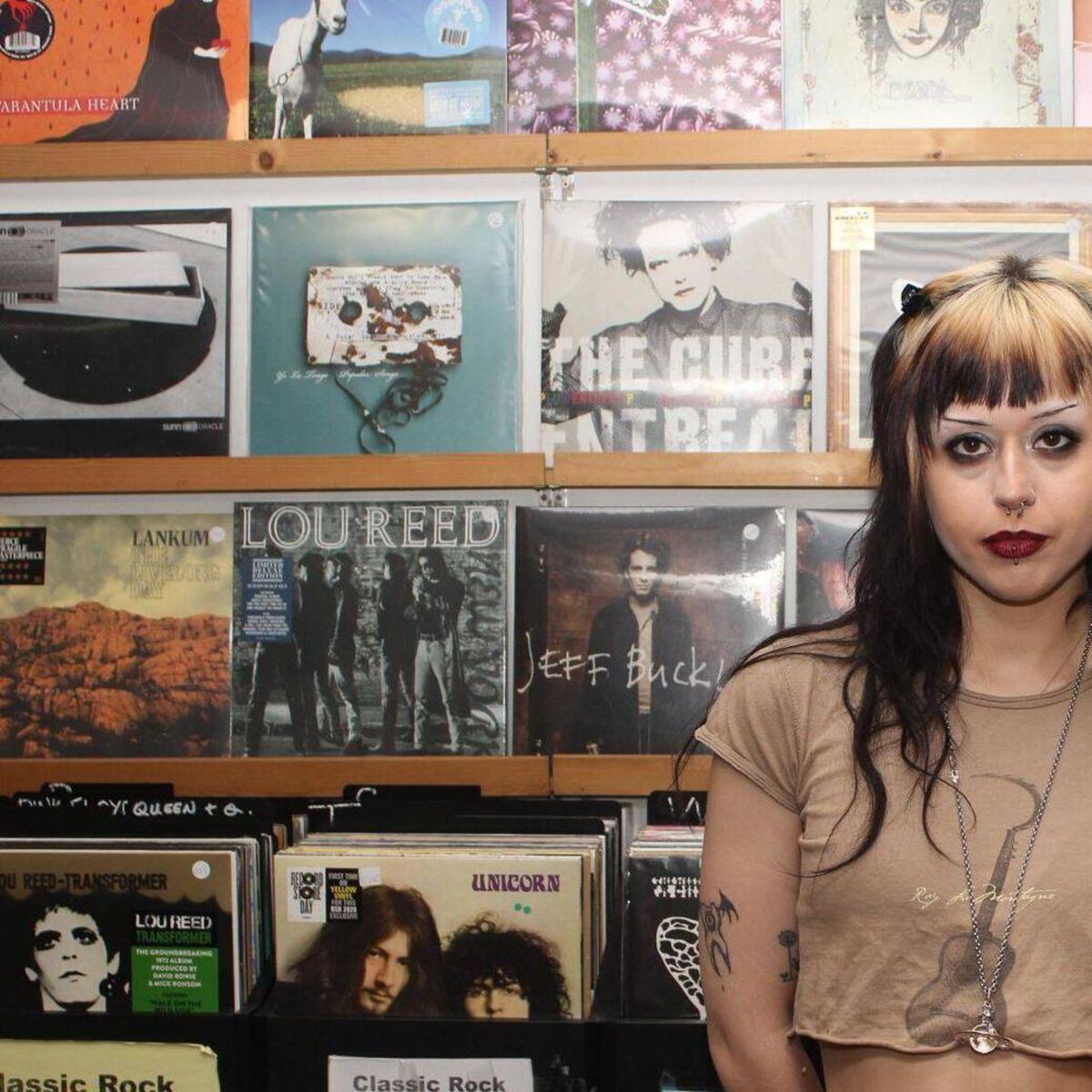 Bir kişinin yüzüne odaklanmış akıllı gözlük