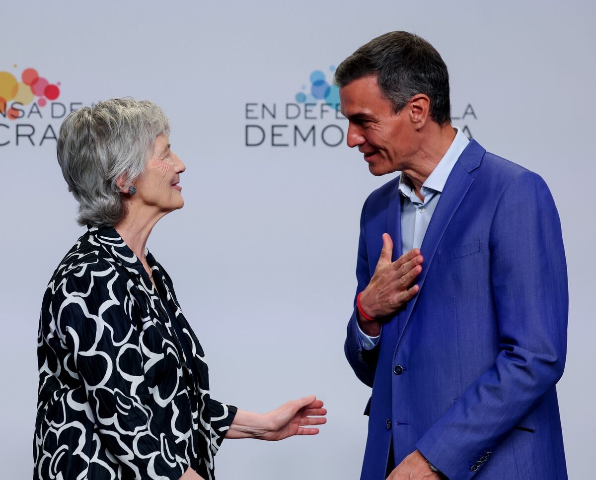 President Catherine Connolly welcomed by Spanish prime minister Pedro Sanchez in Barcelona, Spain. Picture: Tony Maxwell/PA Wire