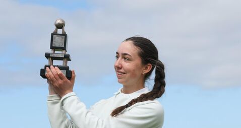 Anna Abom celebrates winning with the trophy 26/4/2026