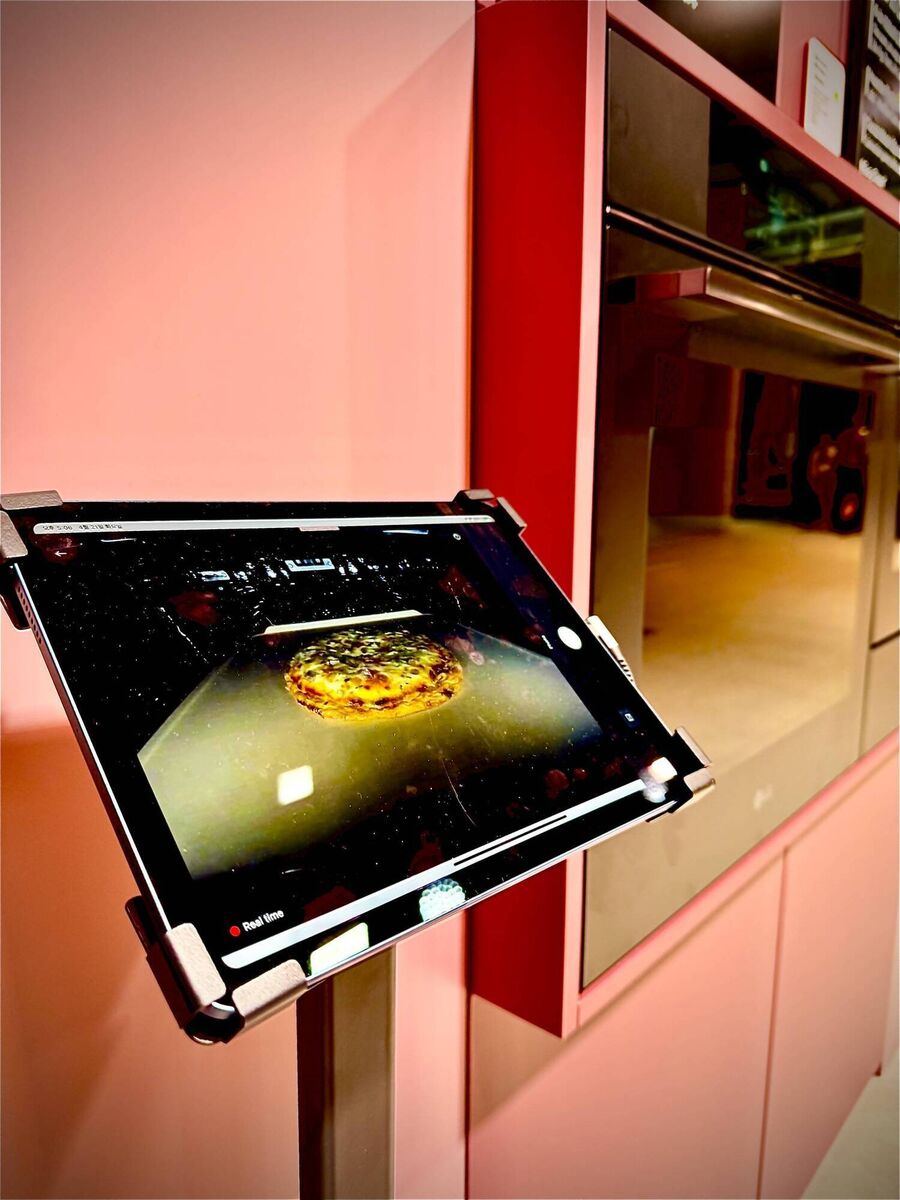 Electrolux oven with CamCook©️. Electrolux oven with CamCook©️.